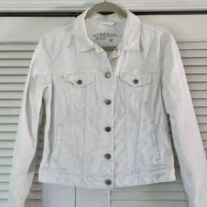 GAP women’s white denim jacket — excellent condition!